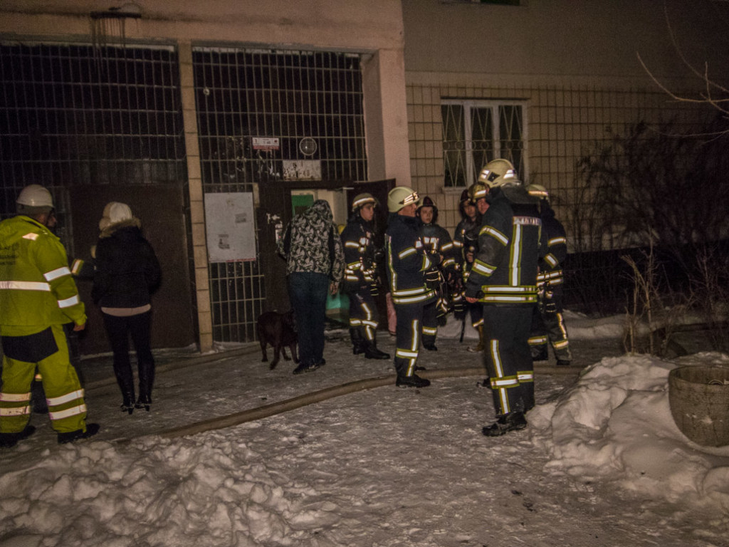 На столичных Позняках  произошел пожар в многоэтажке, жильцы обвиняют бездомных (ФОТО)