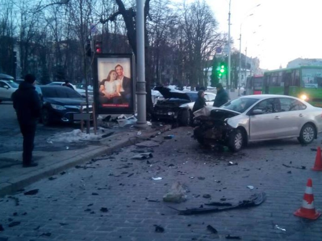 Крупное ДТП в Харькове:  столкнулись Toyota, Volkswagen  и два Mercedes (ФОТО)
