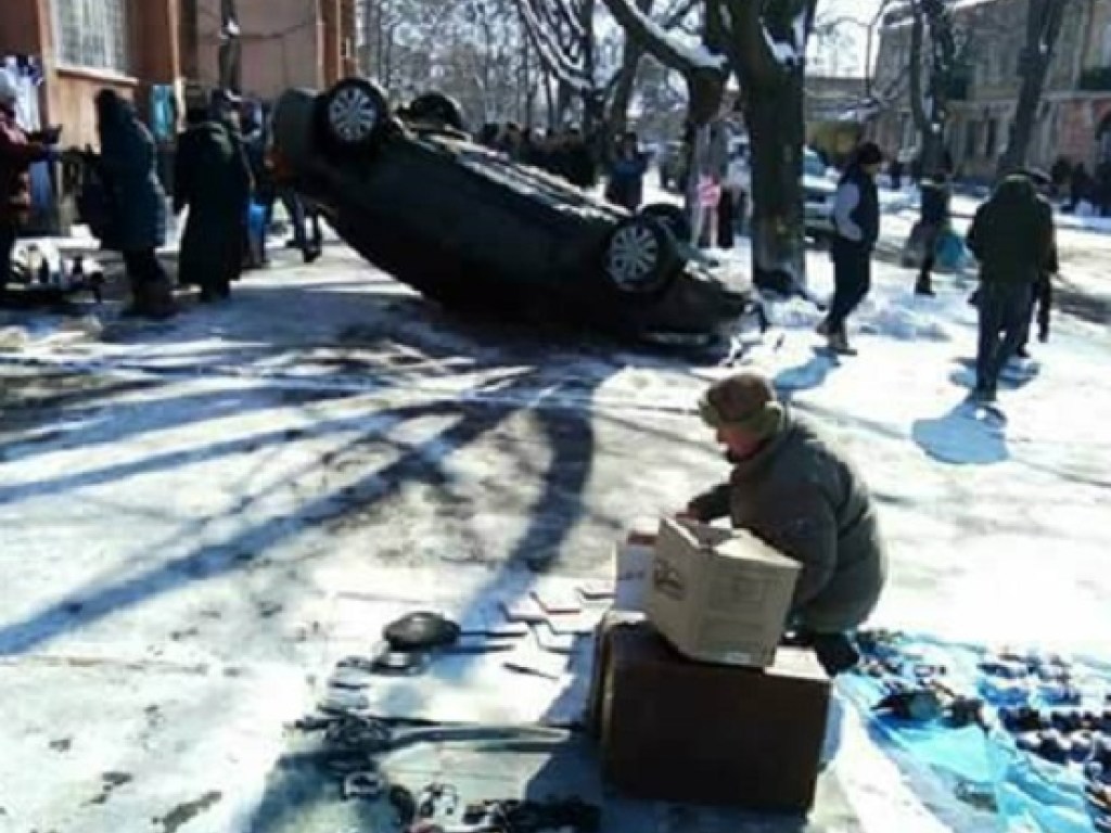 ДТП в Одессе: Renault врезалось в дерево и перевернулось на тротуаре (ФОТО)