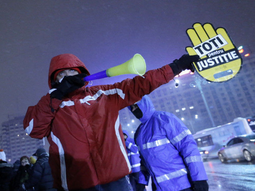 В Румынии тысячи людей вышли на акцию с требованием отставки министра юстиции (ФОТО)