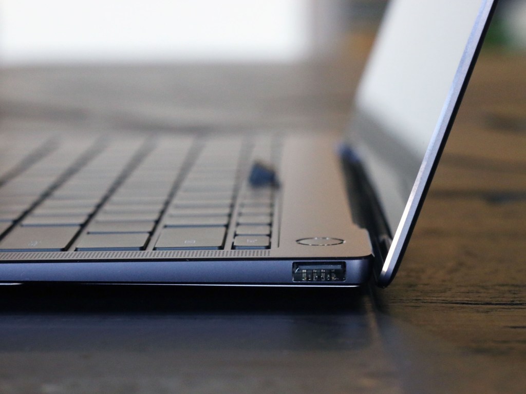 Китайцы изобрели ноутбук со скрытой в клавиатуре веб-камерой (ФОТО)