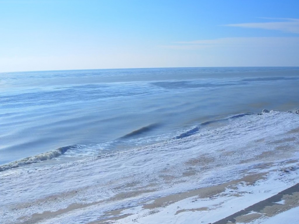 В Сети появились фото зимнего Азовского моря