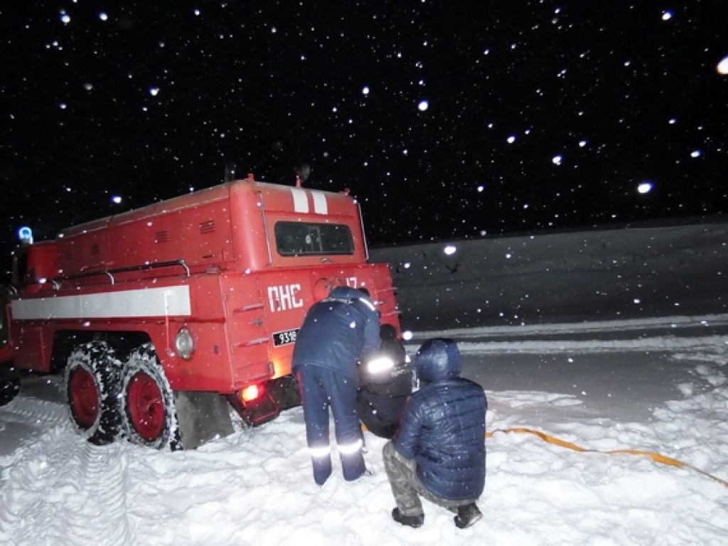 В Черкасской области во время снегопада в кювет вылетел легковой автомобиль (ФОТО)