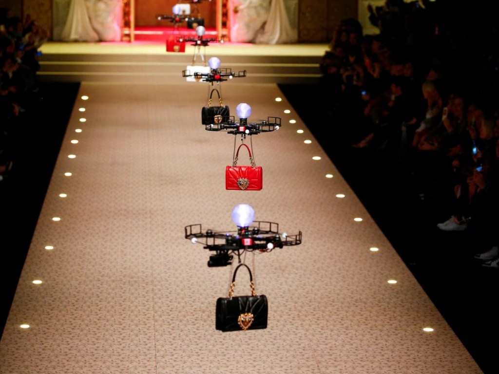 На показе Dolce &amp; Gabbana моделей заменили летающими дронами (ФОТО, ВИДЕО)