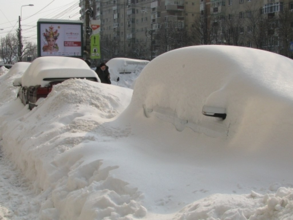 Снегопады в Румынии: закрыты школы, ограничено движение на дорогах (ФОТО)