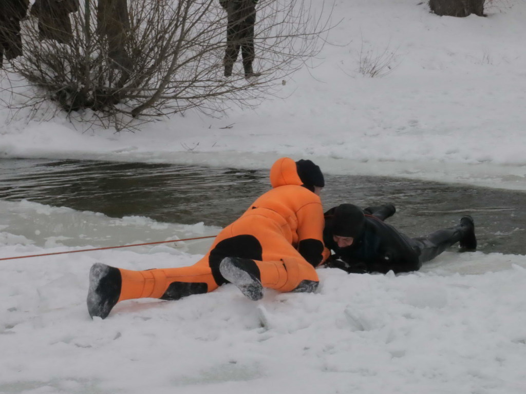 В Киевской области дети гуляли по замерзшей реке и провалились под лед