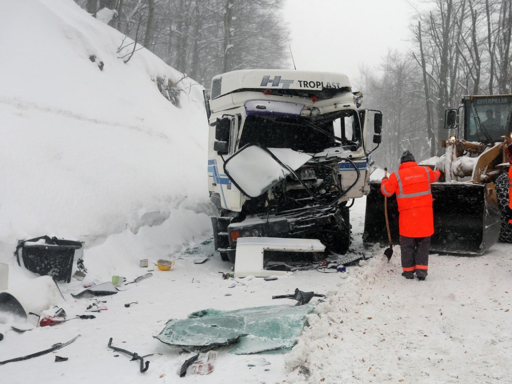 В Хорватии при столкновении грузовика с автобусом пострадали 14 человек (ФОТО)
