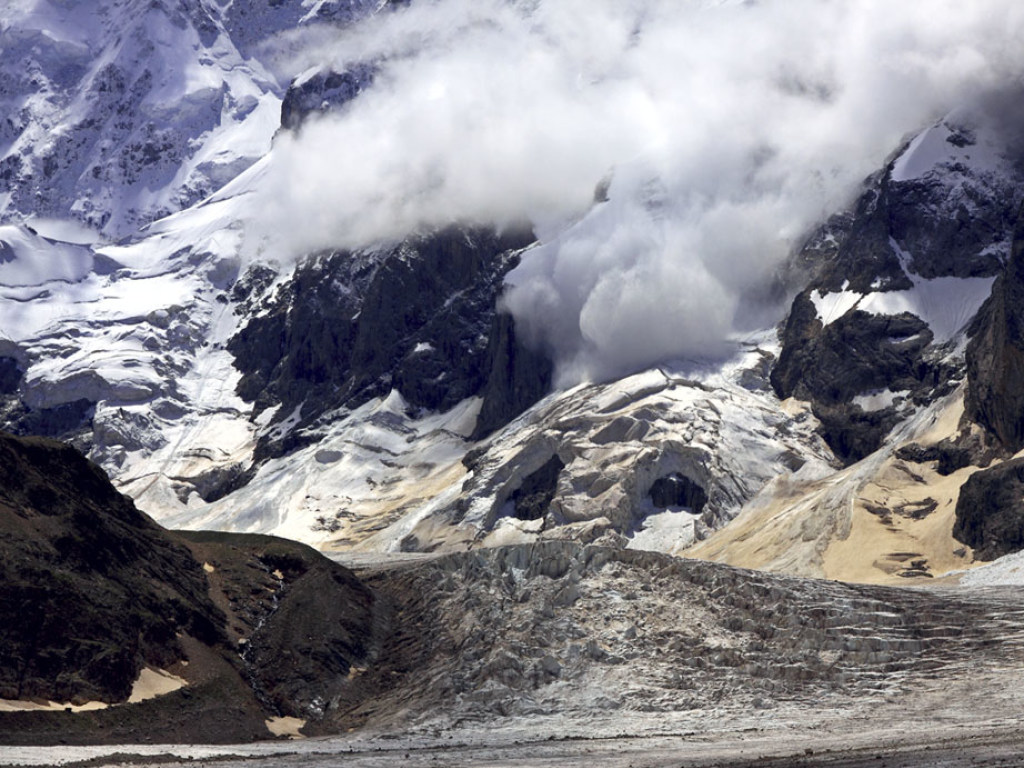 В Швейцарии в результате схода лавин погибли 3 лыжников, 4 травмированы