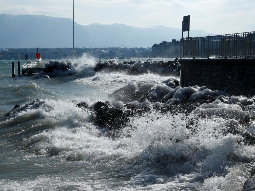 Из-за сильных морозов Швейцария покрылась льдом (ФОТО)