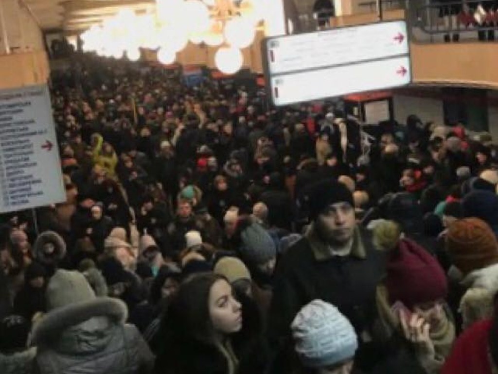 Соцсети: В Киеве закрыли «красную ветку» метро (ФОТО)