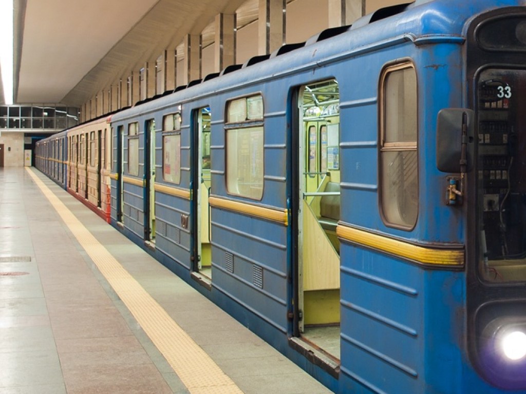 В столичном метро произошла задержка движения из-за неисправности поезда