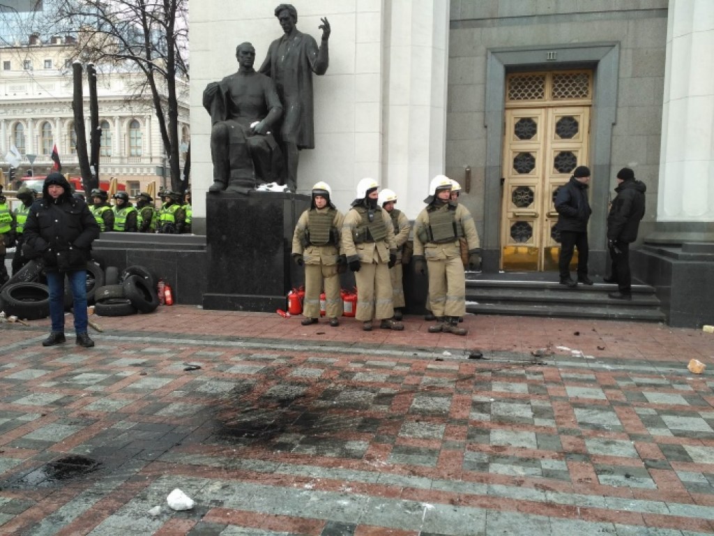 Под Радой в результате столкновений пострадали 8 правоохранителей &#8212; полиция Киева
