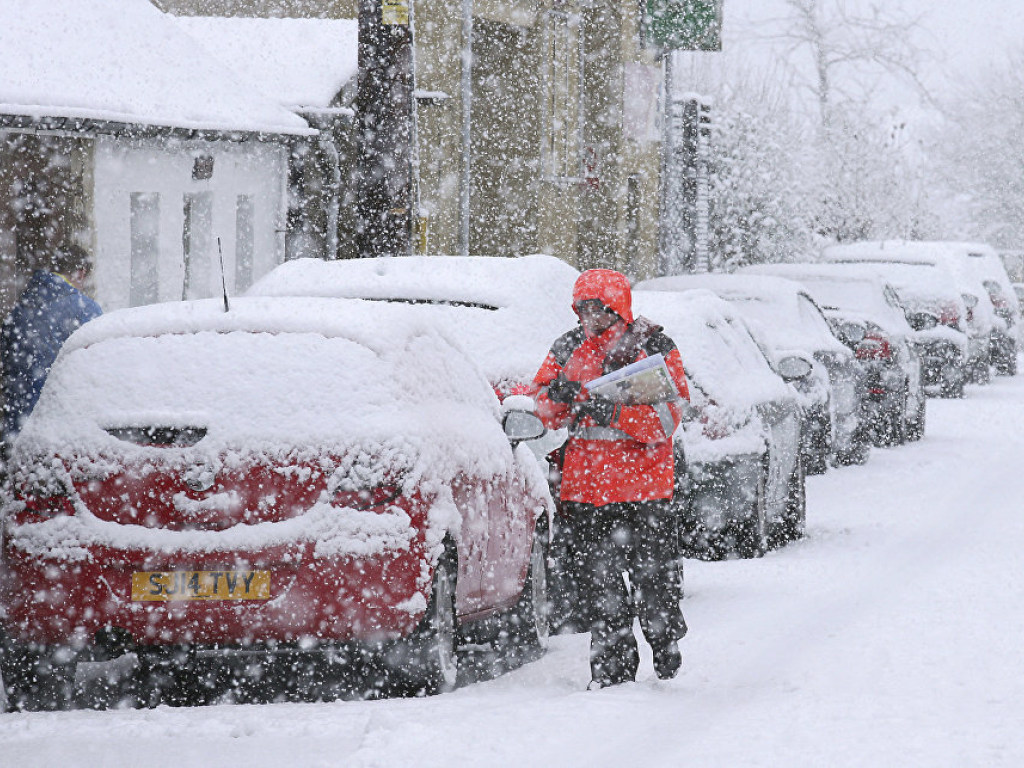 Сильные снегопады в Великобритании спровоцировали транспортный коллапс (ФОТО)
