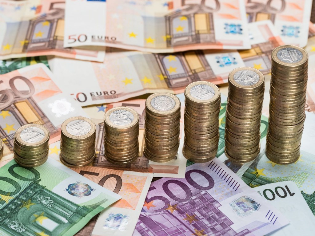 В Украине понизился курс доллара и евро