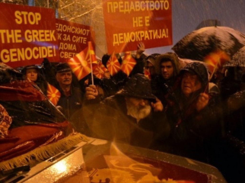 На улицах столицы Македонии прошли протесты против переименования страны (ФОТО, ВИДЕО)