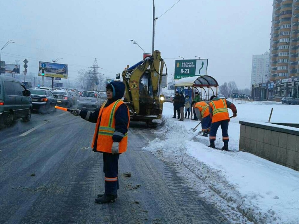 Киев в снежном плену: авто застревают в сугробах, троллейбусы ходят без графика
