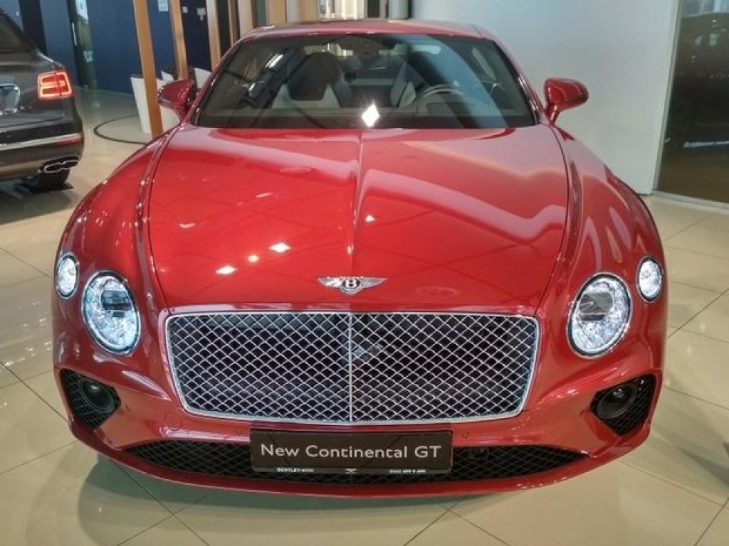 В одном из киевских автосалонов заметили новейшую модель Bentley (ФОТО)