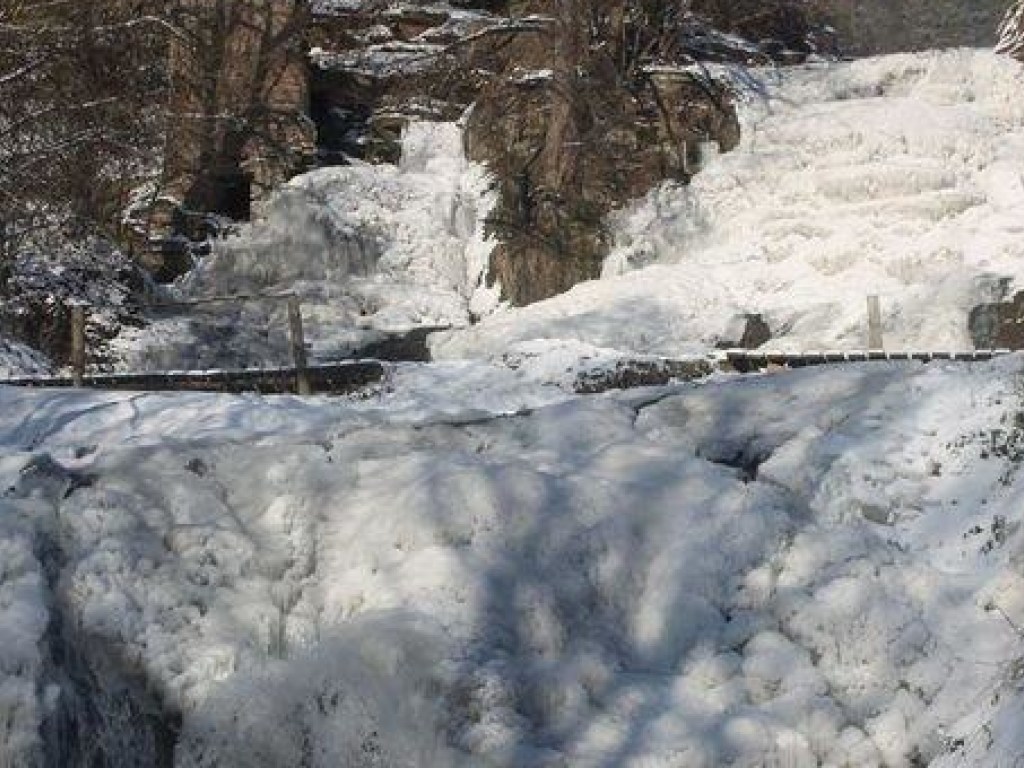 В Украине замерз самый большой равнинный водопад (ФОТО, ВИДЕО)
