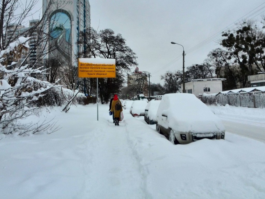 Пробки и нерасчищенные дороги: В соцсетях киевляне жалуются на последствия вчерашнего снегопада (ФОТО)