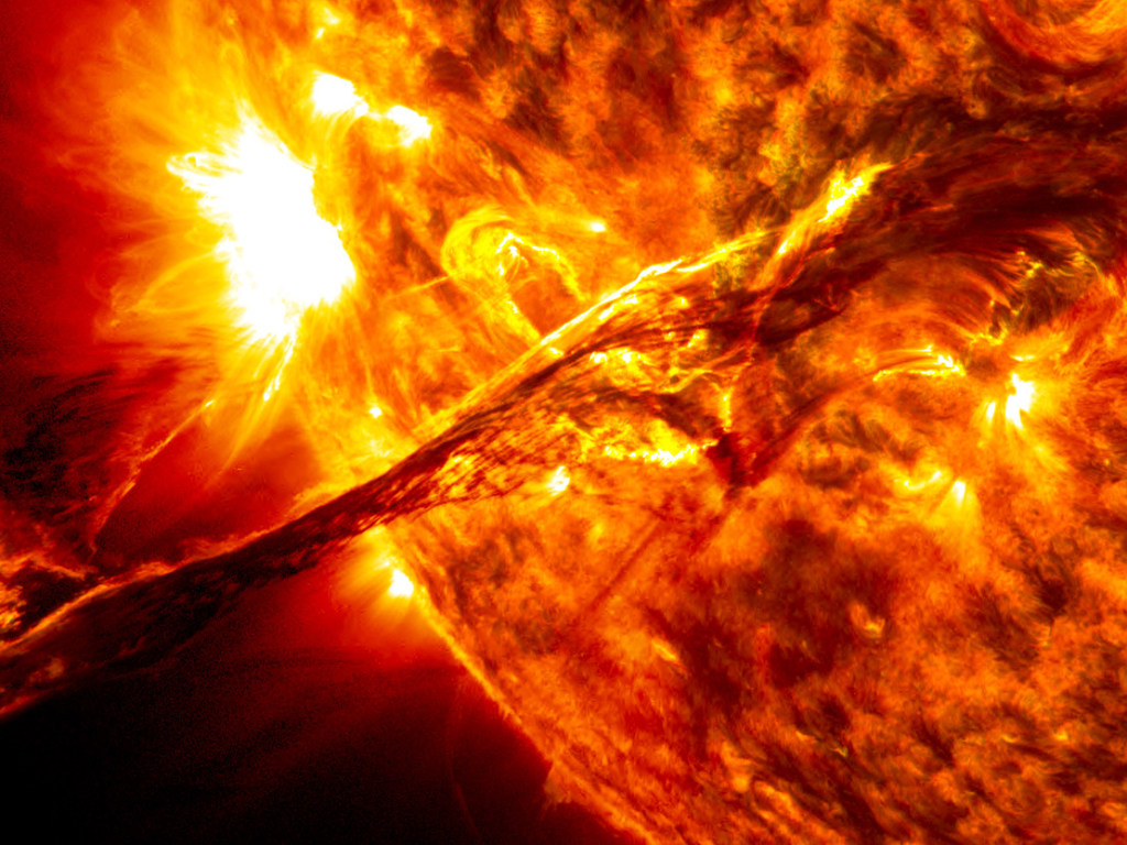Частые взрывы на Солнце могут разрушить его магнитный «купол»