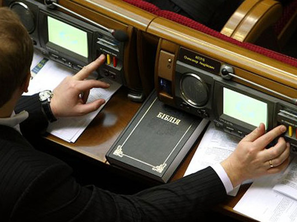 Парубий закрыл заседание парламента, нардепы продолжат работу 2 марта