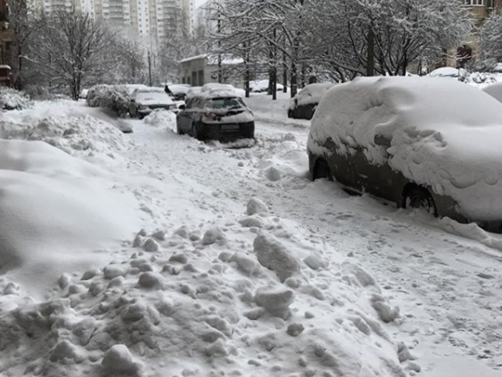 Херсонцы не могут добраться на работу из-за большого слоя снега