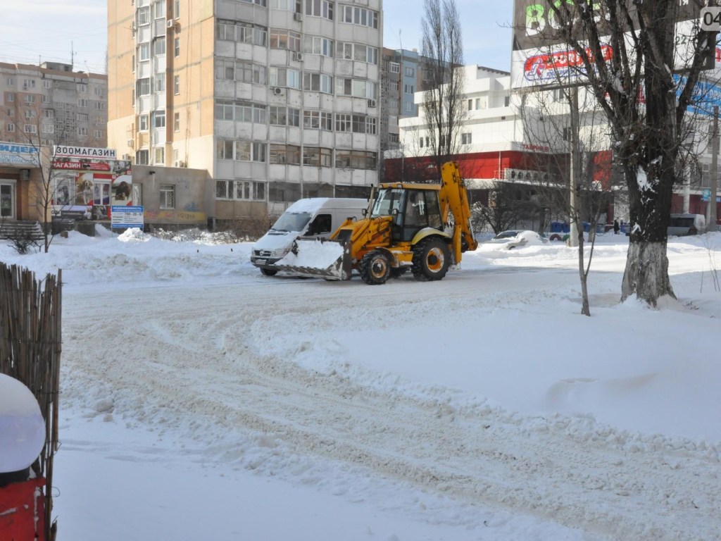 «Армагеддон»: Очевидцы сообщили о нерасчищенных от снега дворах Одессы (ФОТО)