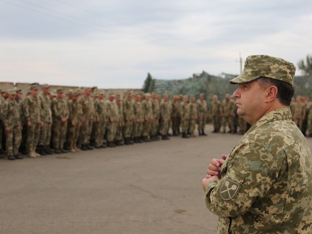 Появление гражданского министра обороны в Украине ослабит руководство военных ведомств – политолог