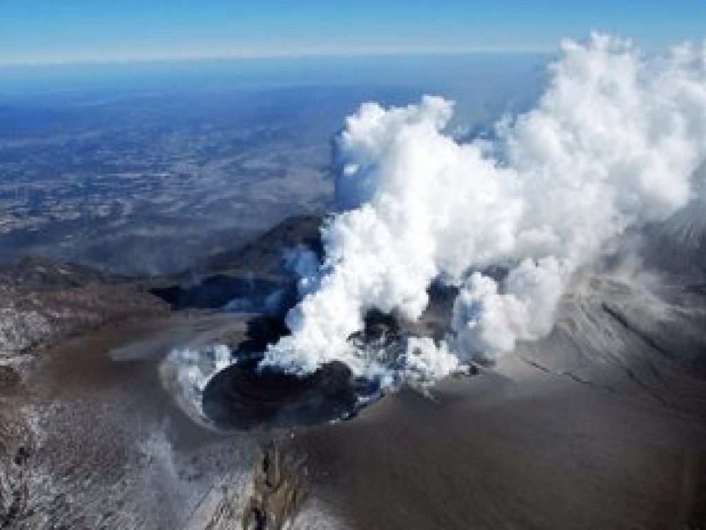 В Японии начал извергаться вулкан Симмоэ (ФОТО, ВИДЕО)