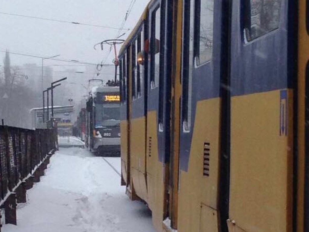 Из-за снегопада в Киеве остановилась линия скоростного трамвая (ФОТО)