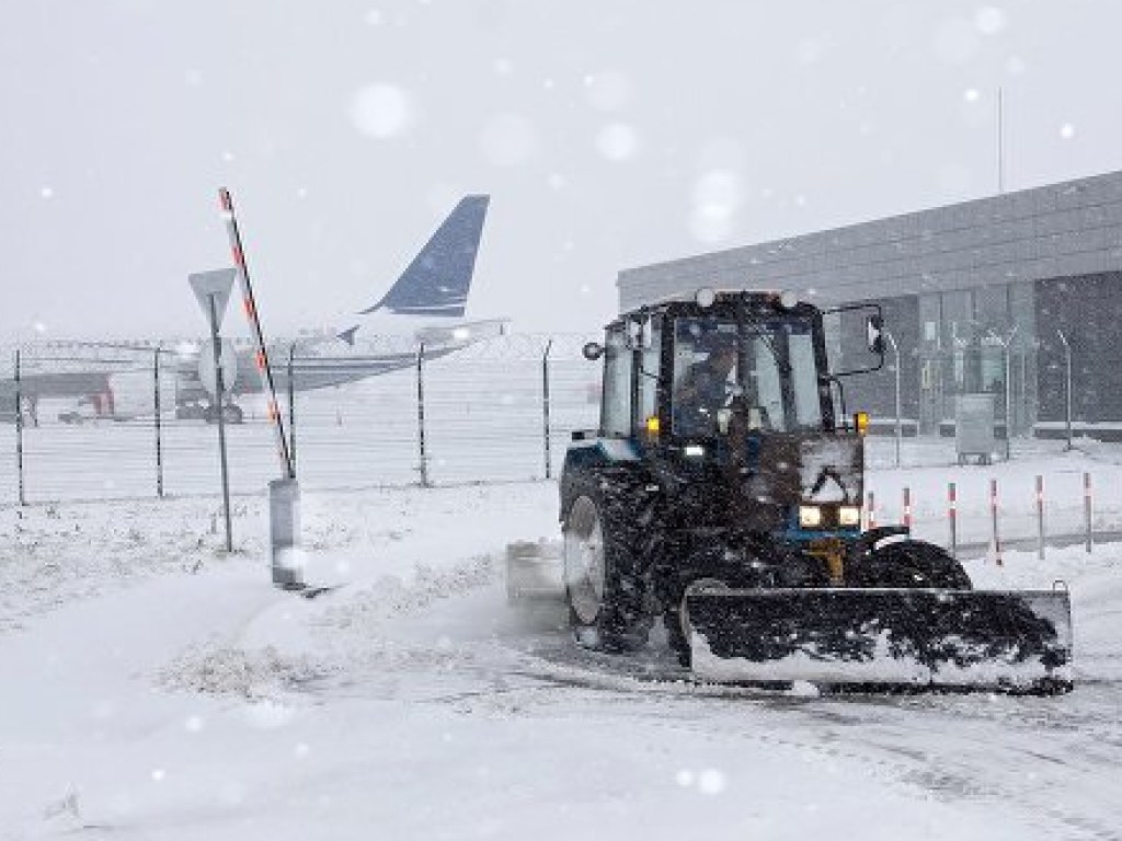 Из-за непогоды в Запорожье возникли перебои в работе аэропорта и автовокзала