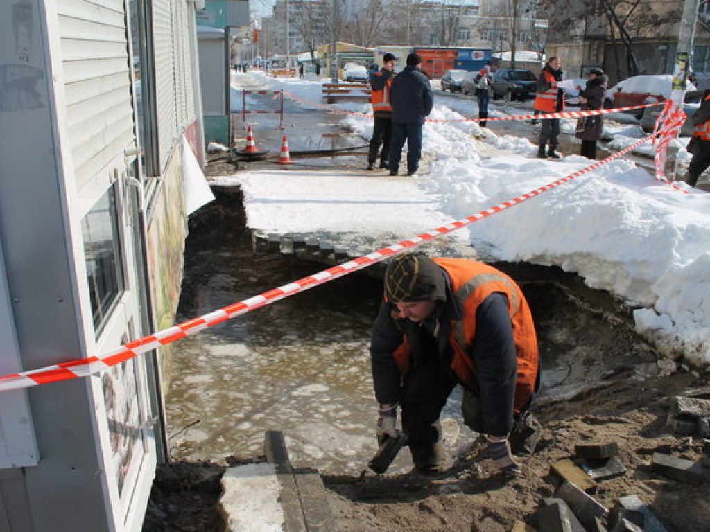 В Киеве от водоснабжения отключены пять домов из-за прорыва трубы