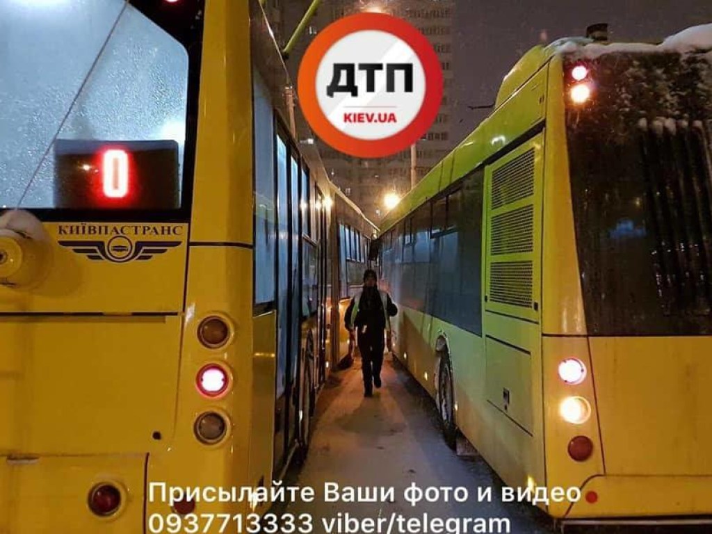 В Киеве на Шулявском путепроводе столкнулись автобус и троллейбус (ФОТО)