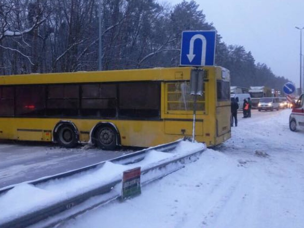 Столкновение автобуса с маршруткой под Киевом: Трое пострадавших госпитализированы
