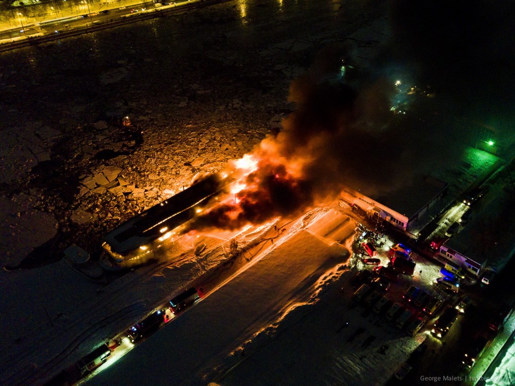 На набережной Москвы ночью сгорело трехпалубное судно (ФОТО, ВИДЕО)