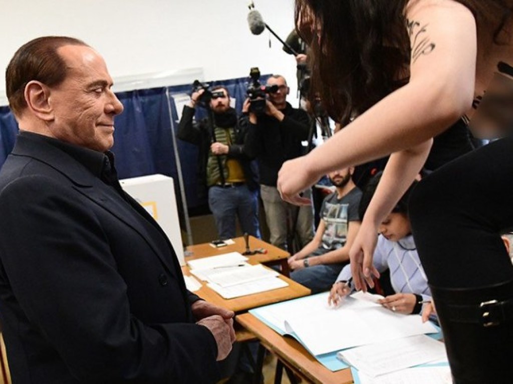 В Италии участница Femen разделась на избирательном участке во время голосования Берлускони (ФОТО, ВИДЕО)