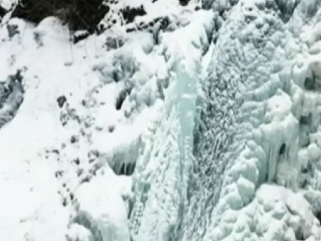 На Прикарпатье замерзли водопады (ФОТО, ВИДЕО)