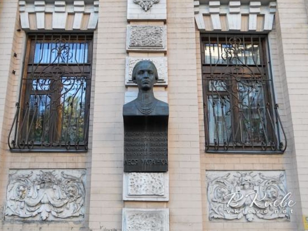 В Киеве украли бюст Леси Украинки c фасада здания музея поэтессы (ФОТО)