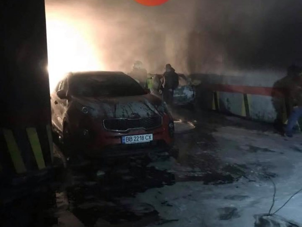На подземной парковке в Киеве сгорели около пяти автомобилей (ФОТО)