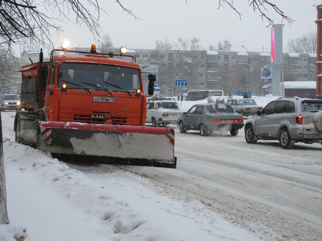 В Киеве снегоуборочная техника спешит на частные заказы – СМИ