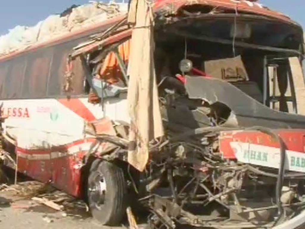 В Пакистане автобус столкнулся с двумя грузовиками: 9 человек погибли, 29 получили травмы