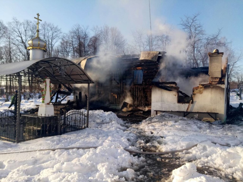 На Буковине сгорела деревянная церковь (ФОТО)