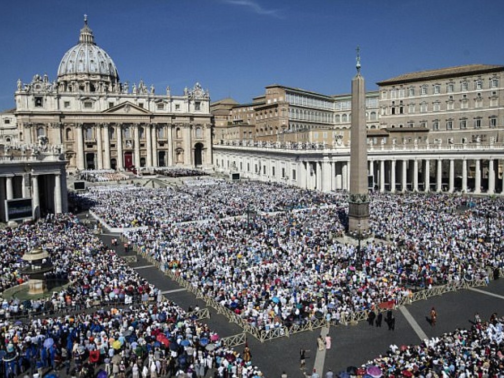 Работник эскортной службы отправил в Ватикан досье на 40 священников-геев &#8212; СМИ
