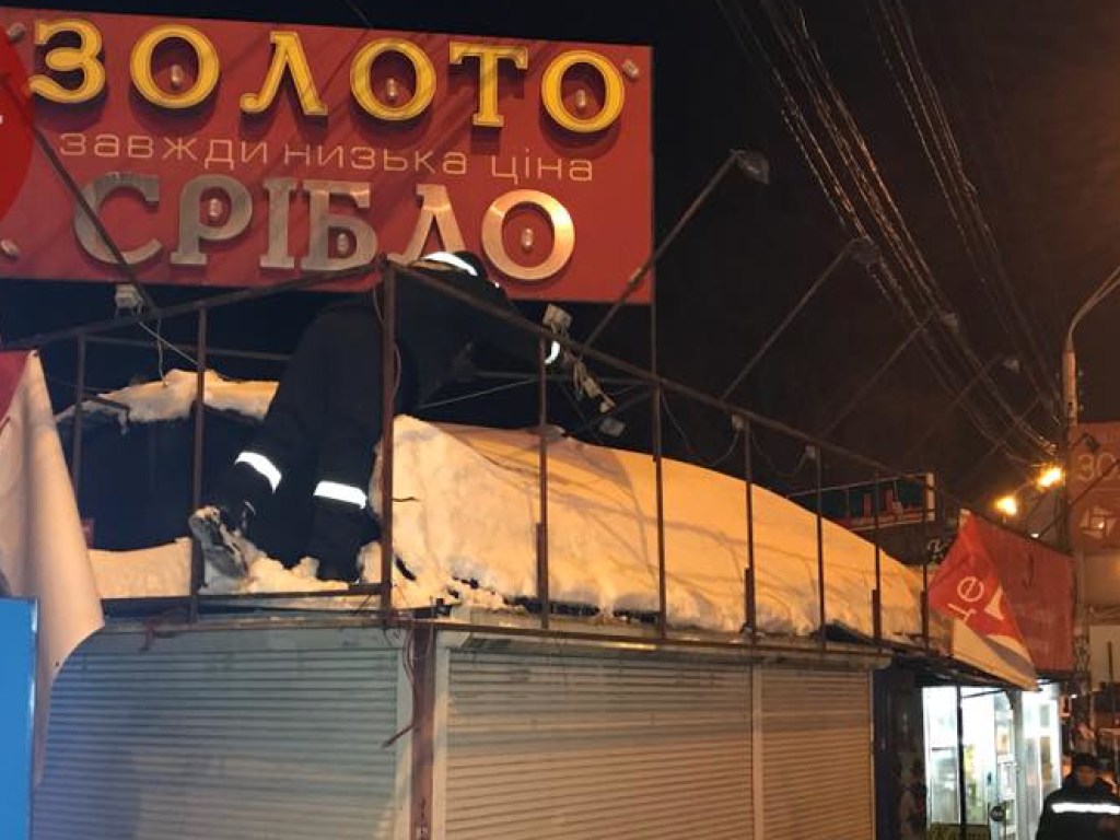 В Киеве начали сносить МАФы возле станции метро «Нивки» (ФОТО, ВИДЕО)