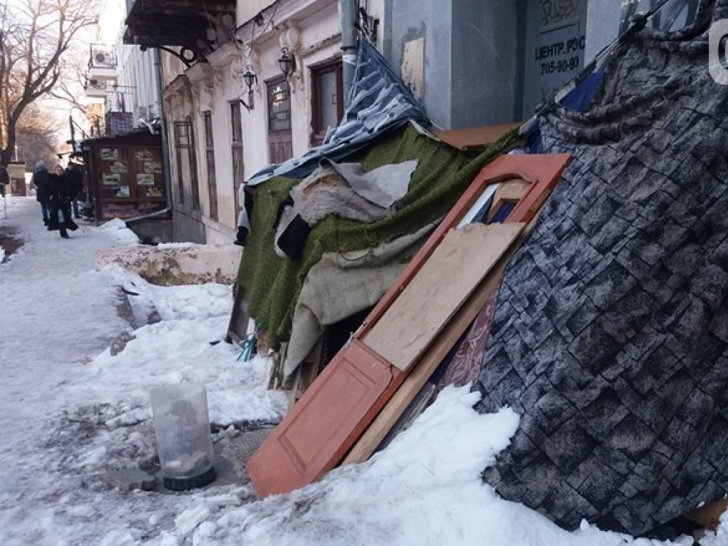 В центре Одессы бездомная женщина построила себе дом (ФОТО)