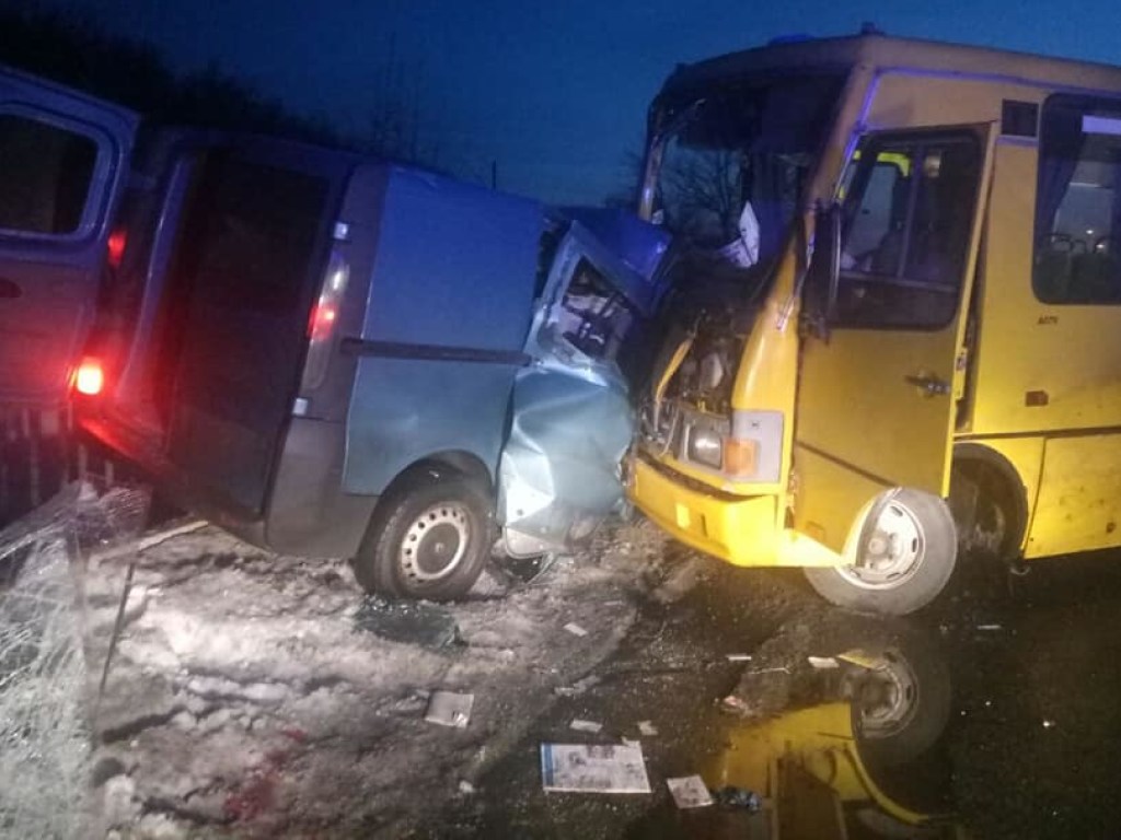 Под Кременчугом рейсовый автобус попал в ДТП: 1 погибший и 6 травмированных (ФОТО)
