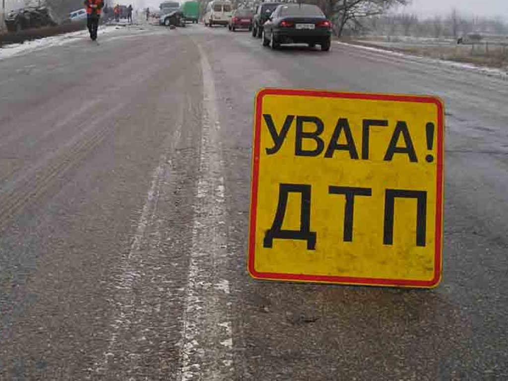 В Киеве из грузовика на дорогу вывалилась груда металлических прутьев (ФОТО, ВИДЕО)
