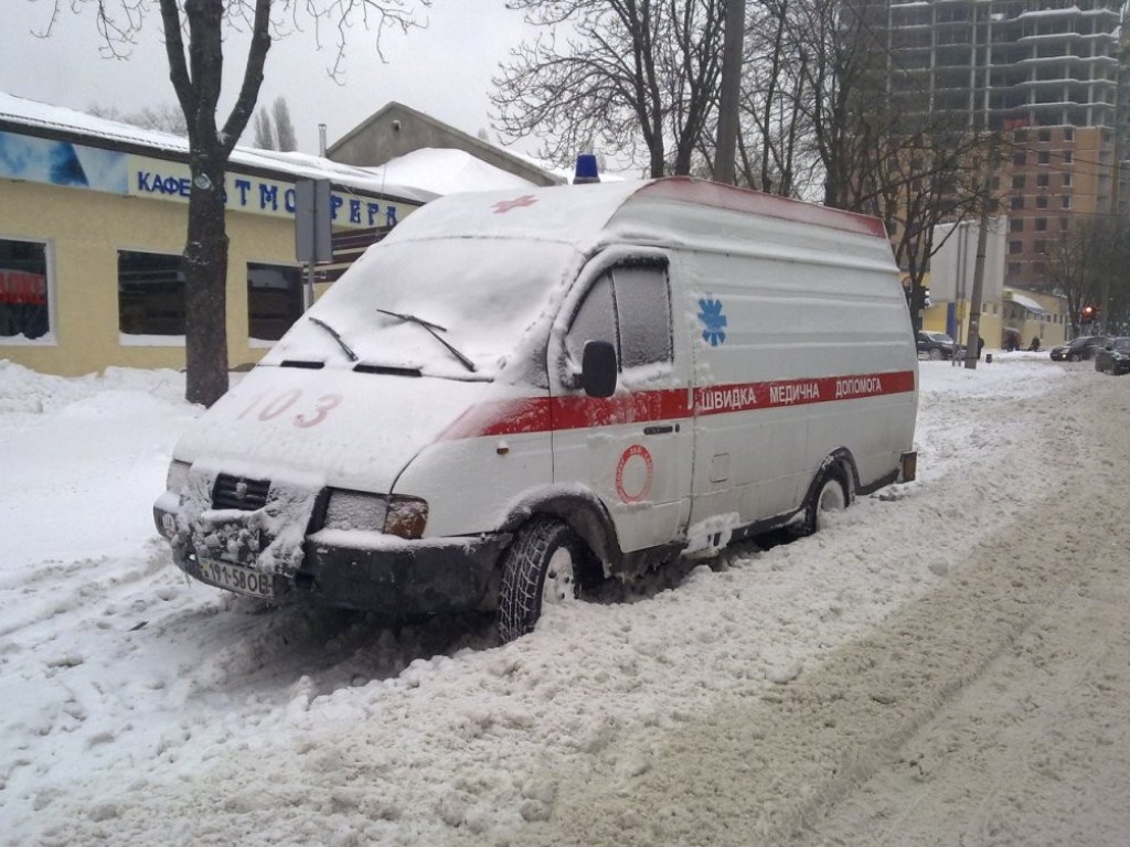 Карета «скорой» с 4-месячным ребенком застряла в снежном сугробе в Винницкой области
