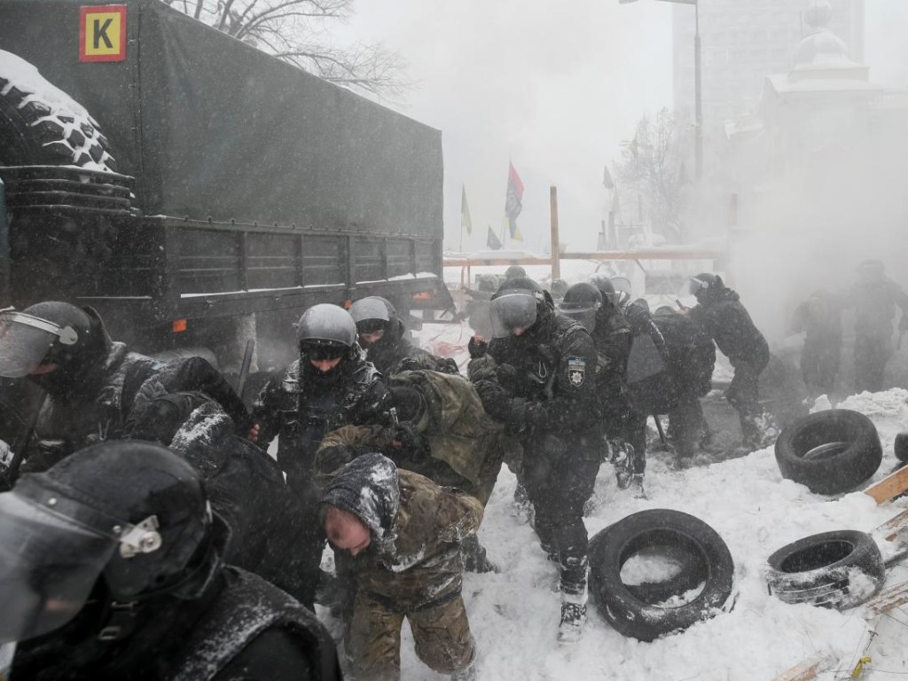 Столкновения у Рады: полицейский, применивший газ, отстранен от работы