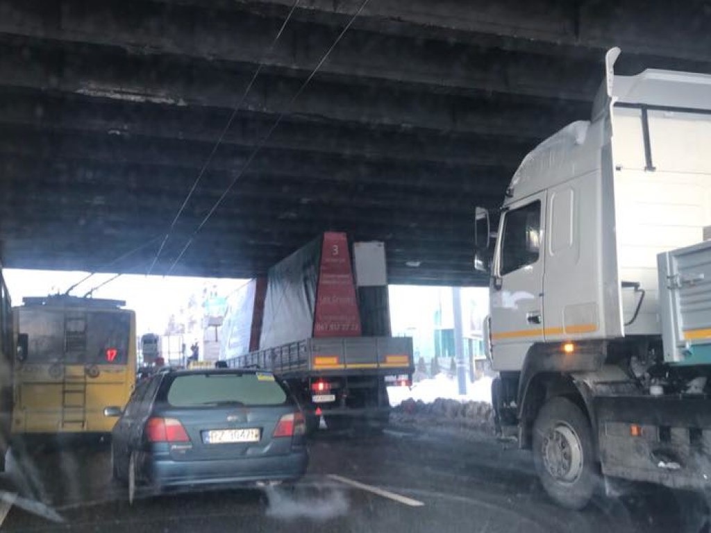 В Киеве под Воздухофлотским путепроводом застрял грузовик с рекламой (ФОТО)